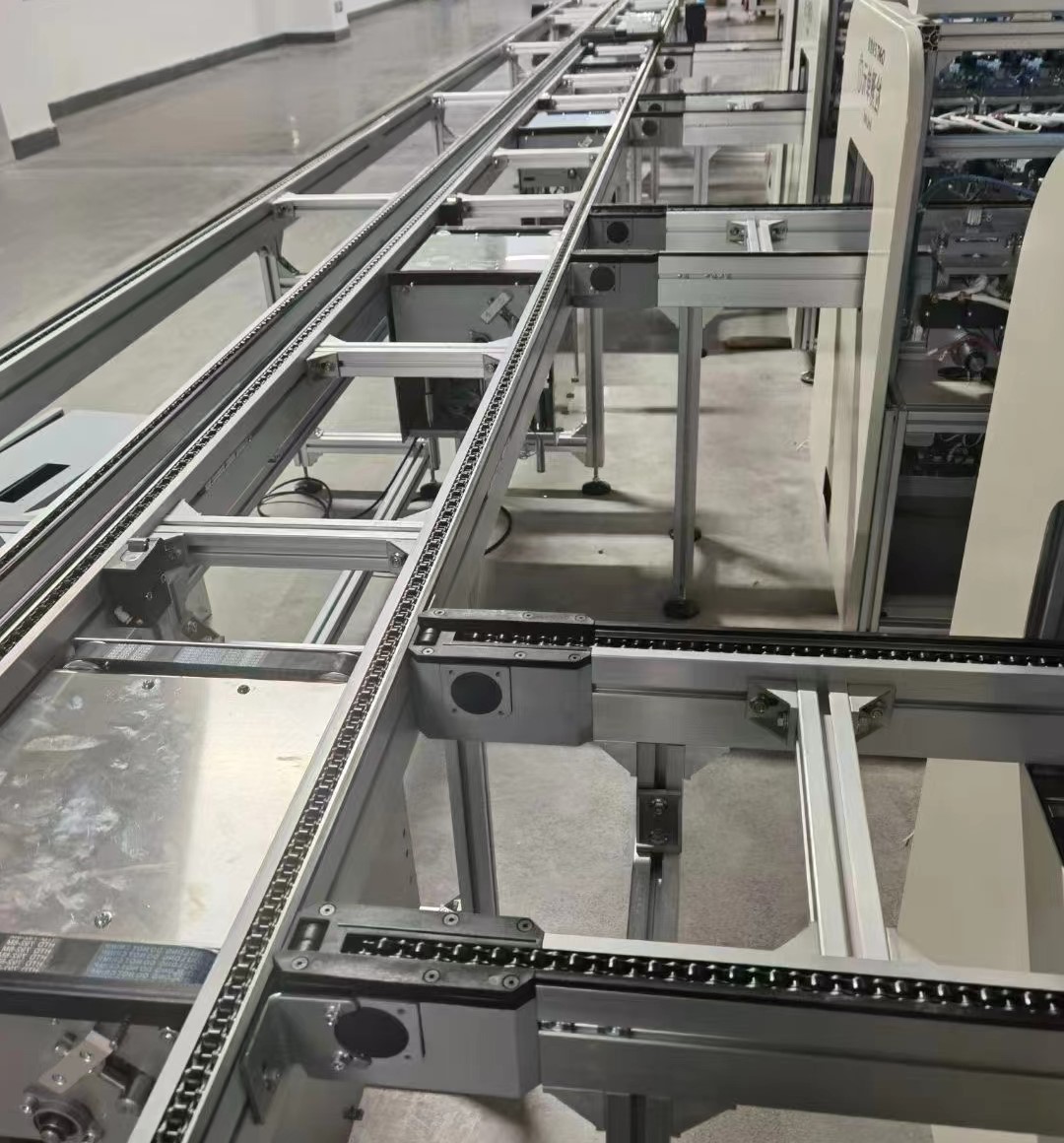 青島樂(lè)途行鏈條輸送機(jī).jpg 青島樂(lè)途行鏈條輸送機(jī).jpg