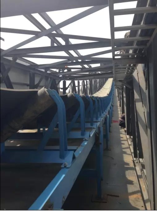 青島樂(lè)途行橡膠帶輸送機(jī).jpg 青島樂(lè)途行橡膠帶輸送機(jī).jpg